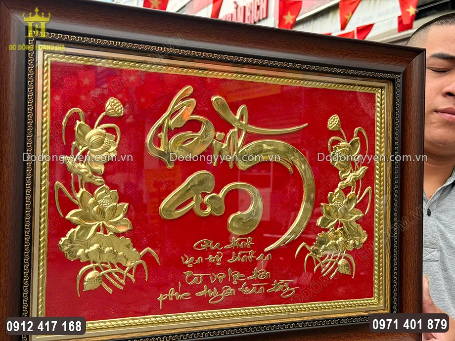 Nền tranh được sơn đỏ v&ocirc; c&ugrave;ng nổi bật